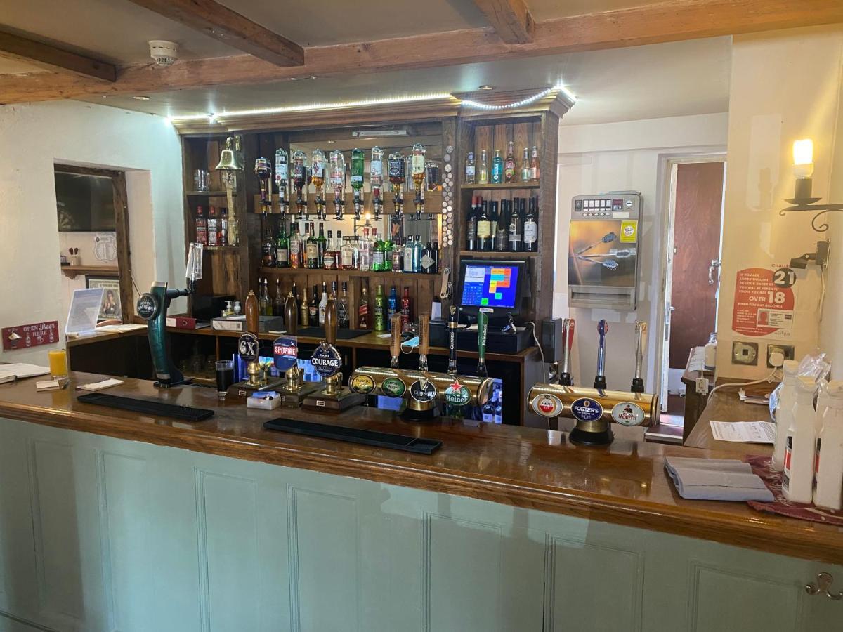 The Coach And Horses Bed & Breakfast Winchester Bagian luar foto