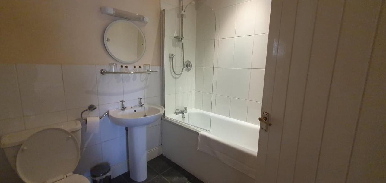 The Coach And Horses Bed & Breakfast Winchester Bagian luar foto
