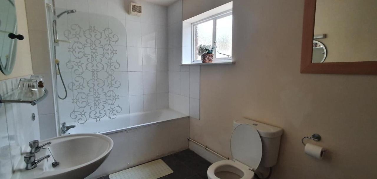 The Coach And Horses Bed & Breakfast Winchester Bagian luar foto
