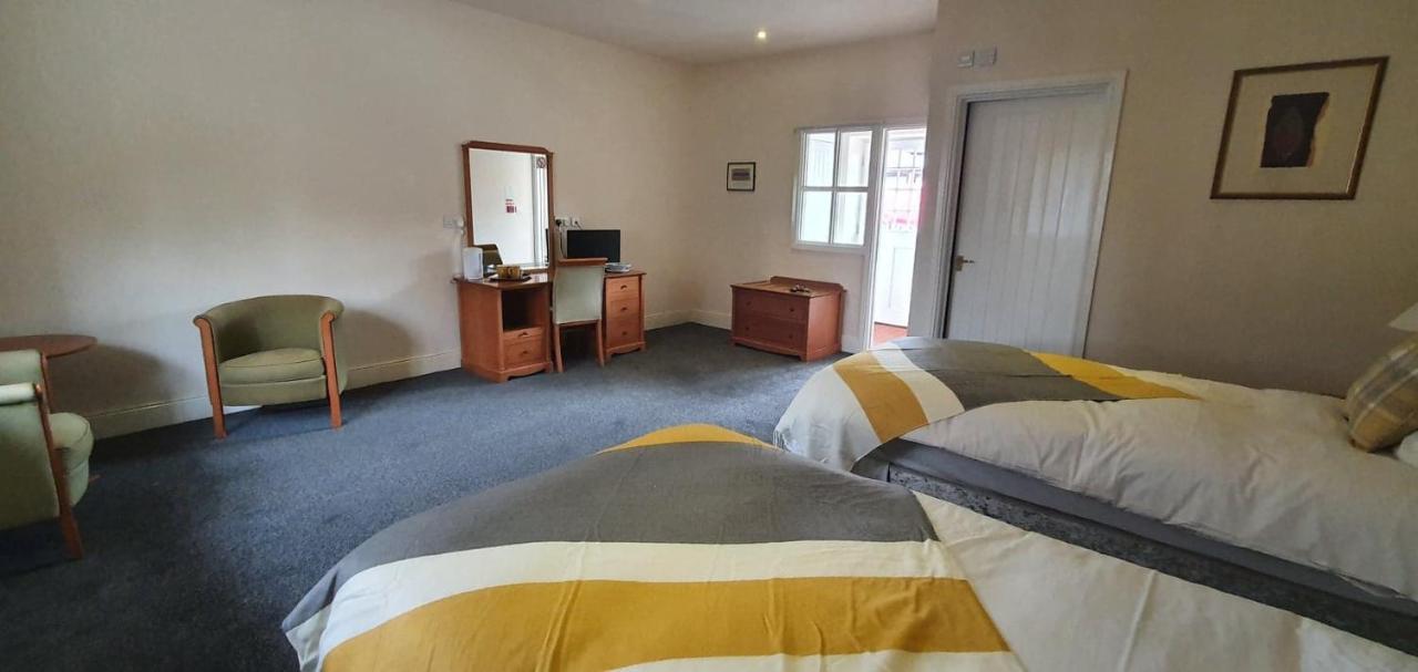 The Coach And Horses Bed & Breakfast Winchester Bagian luar foto