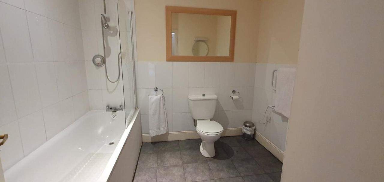The Coach And Horses Bed & Breakfast Winchester Bagian luar foto