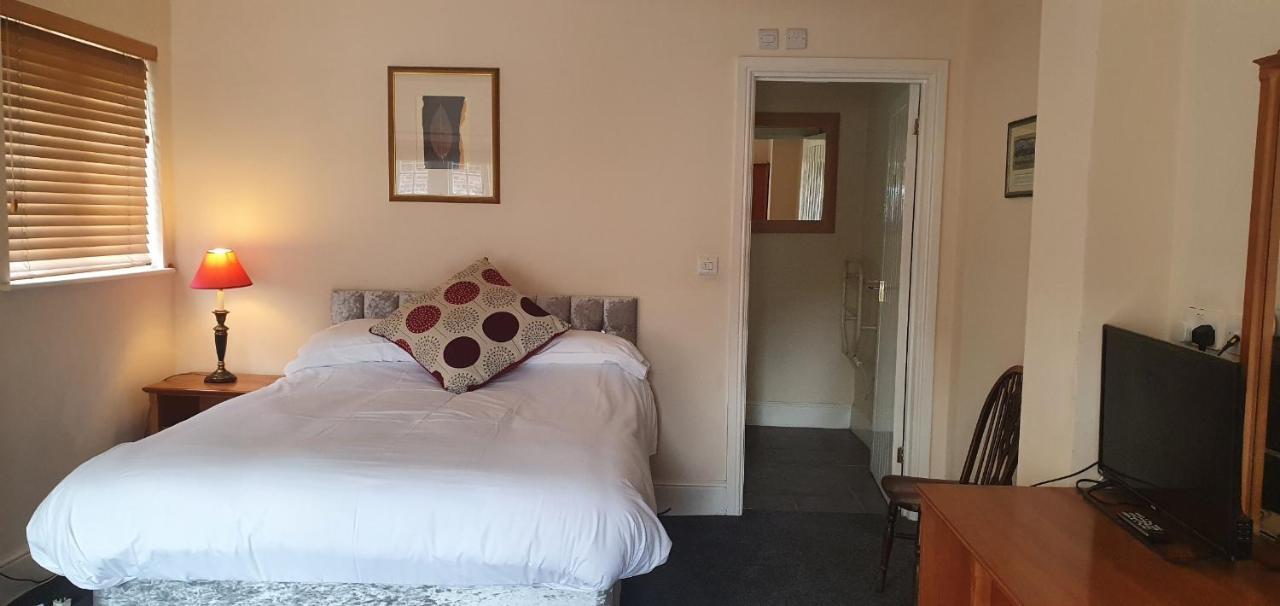 The Coach And Horses Bed & Breakfast Winchester Bagian luar foto