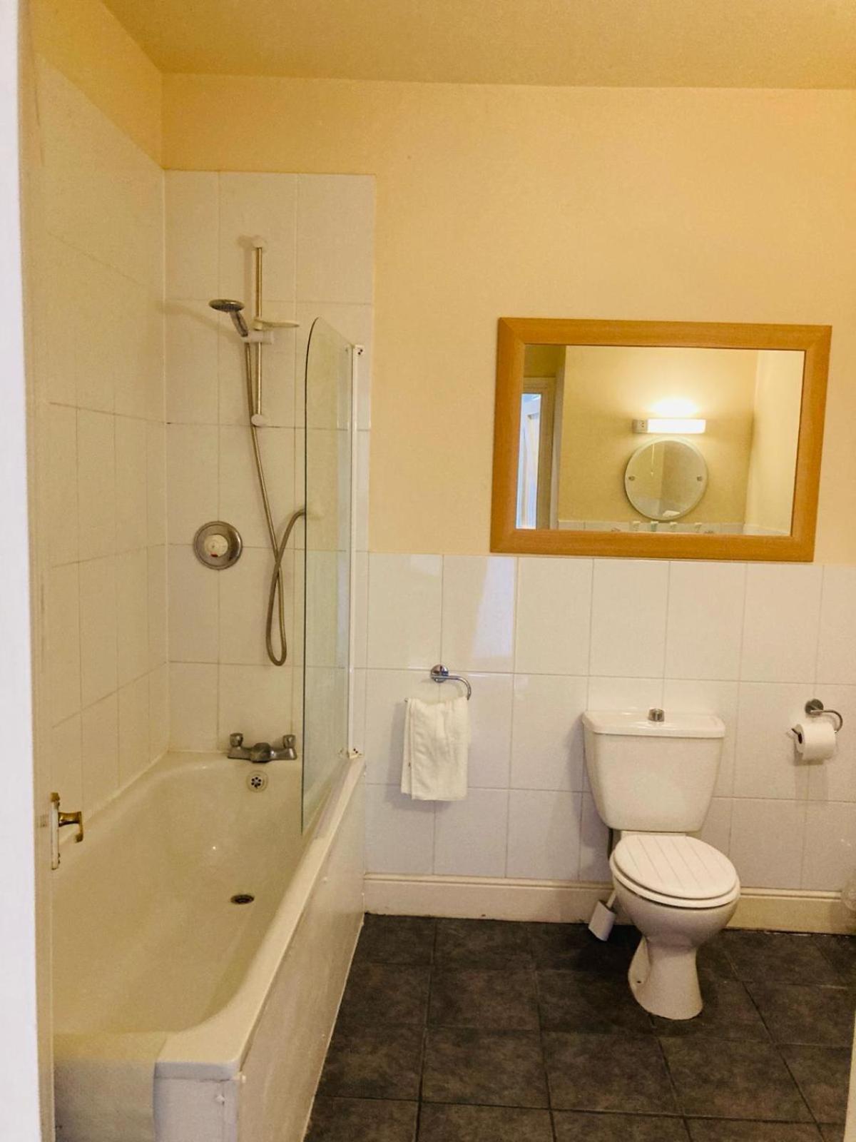 The Coach And Horses Bed & Breakfast Winchester Bagian luar foto