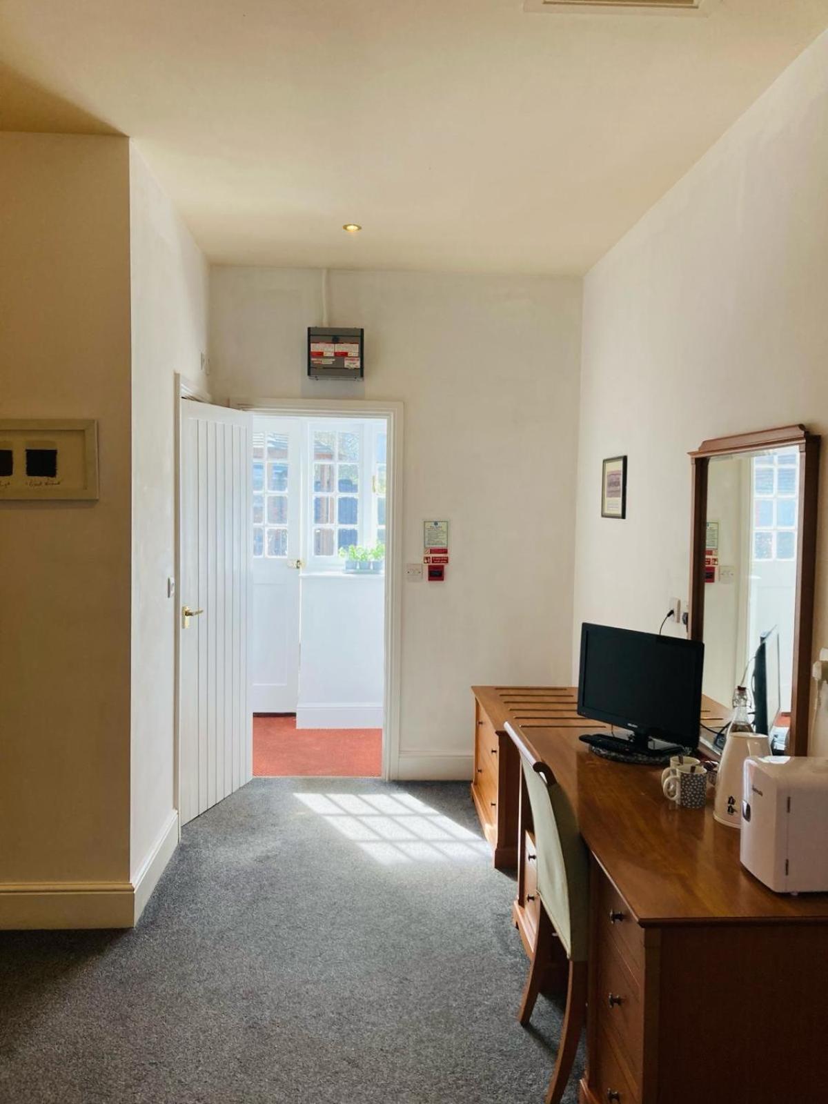 The Coach And Horses Bed & Breakfast Winchester Bagian luar foto